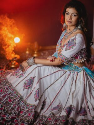 Geetanjali Chauhan Instagram - Last day of Navratri ✨
My fav black and white looks for garba dandiya ♥️✨
.
MUA @makeupdiariesbysakshisharma
Outfits @urbanaura_rentals
Picture credits @photogenic_production_s
Styled by @anamika_ajay96
.
.
#garbalooks #dandiya #navratri #indianoutfitswag #festivewear❤️ #geetanjalichauhan