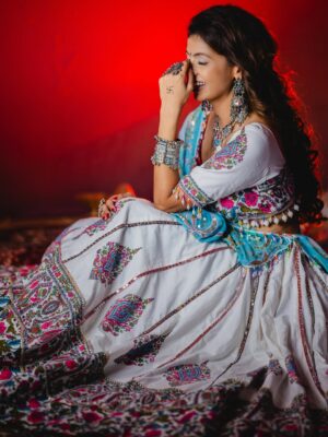 Geetanjali Chauhan Instagram - Last day of Navratri ✨
My fav black and white looks for garba dandiya ♥️✨
.
MUA @makeupdiariesbysakshisharma
Outfits @urbanaura_rentals
Picture credits @photogenic_production_s
Styled by @anamika_ajay96
.
.
#garbalooks #dandiya #navratri #indianoutfitswag #festivewear❤️ #geetanjalichauhan