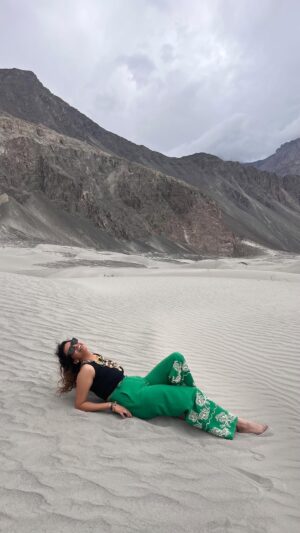 Geetanjali Chauhan Instagram - Khud se Milne ke liye door jana zaruri hai ☺️♥️
Experiencing the best in Ladakh !!
My Birthday trip ♥️
.
.
#ladakhdiaries #geetanjalichauhan #travelgirl #travelreels #indiatravel