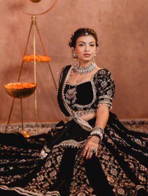 Geetanjali Chauhan Instagram - Last day of Navratri ✨
My fav black and white looks for garba dandiya ♥️✨
.
MUA @makeupdiariesbysakshisharma
Outfits @urbanaura_rentals
Picture credits @photogenic_production_s
Styled by @anamika_ajay96
.
.
#garbalooks #dandiya #navratri #indianoutfitswag #festivewear❤️ #geetanjalichauhan