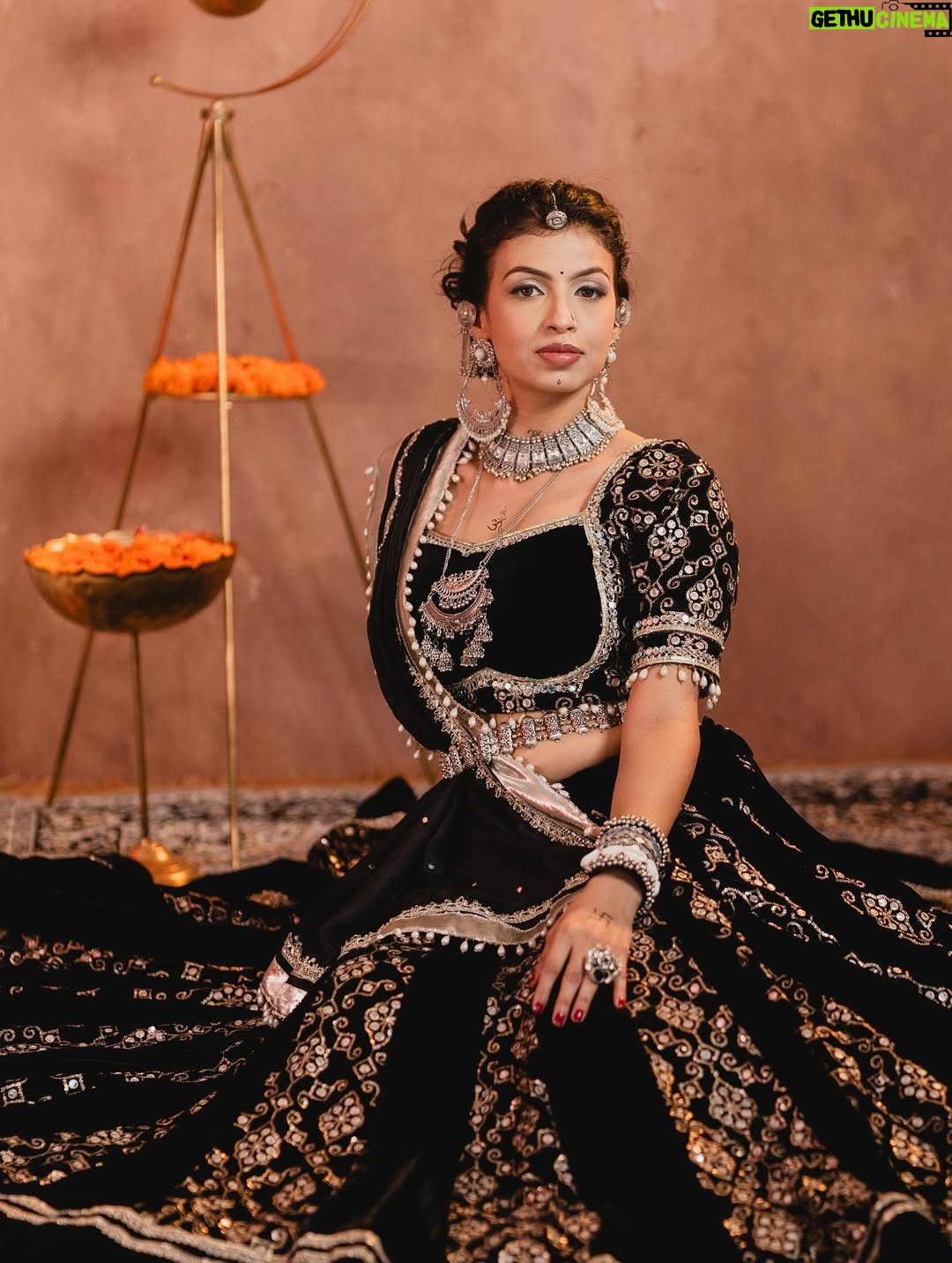 Geetanjali Chauhan - 5.1K Likes - Last day of Navratri ✨
My fav black and white looks for garba dandiya ♥️✨
.
MUA @makeupdiariesbysakshisharma 
Outfits @urbanaura_rentals 
Picture credits @photogenic_production_s 
Styled by @anamika_ajay96 
.
.
#garbalooks #dandiya #navratri #indianoutfitswag #festivewear❤️ #geetanjalichauhan