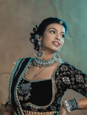 Geetanjali Chauhan Instagram - Last day of Navratri ✨
My fav black and white looks for garba dandiya ♥️✨
.
MUA @makeupdiariesbysakshisharma
Outfits @urbanaura_rentals
Picture credits @photogenic_production_s
Styled by @anamika_ajay96
.
.
#garbalooks #dandiya #navratri #indianoutfitswag #festivewear❤️ #geetanjalichauhan