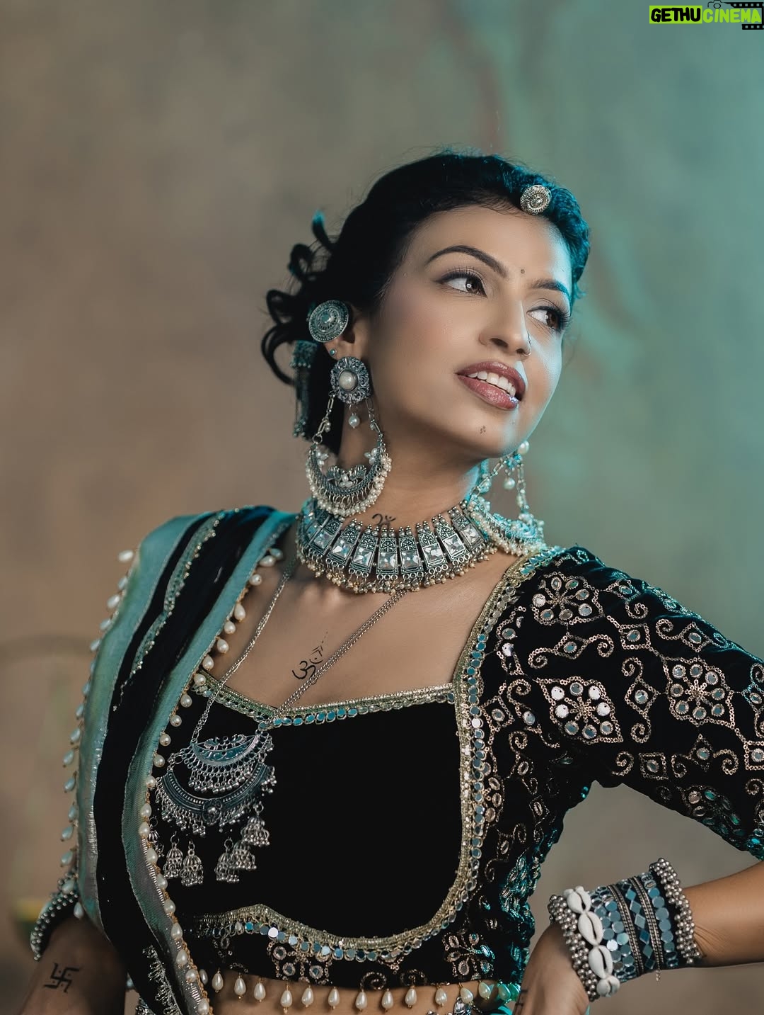 Geetanjali Chauhan - 5.1K Likes - Last day of Navratri ✨
My fav black and white looks for garba dandiya ♥️✨
.
MUA @makeupdiariesbysakshisharma 
Outfits @urbanaura_rentals 
Picture credits @photogenic_production_s 
Styled by @anamika_ajay96 
.
.
#garbalooks #dandiya #navratri #indianoutfitswag #festivewear❤️ #geetanjalichauhan