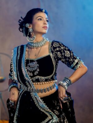 Geetanjali Chauhan Instagram - Last day of Navratri ✨
My fav black and white looks for garba dandiya ♥️✨
.
MUA @makeupdiariesbysakshisharma
Outfits @urbanaura_rentals
Picture credits @photogenic_production_s
Styled by @anamika_ajay96
.
.
#garbalooks #dandiya #navratri #indianoutfitswag #festivewear❤️ #geetanjalichauhan