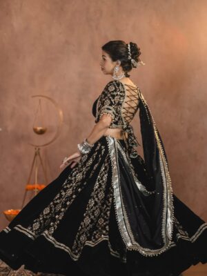 Geetanjali Chauhan Instagram - Last day of Navratri ✨
My fav black and white looks for garba dandiya ♥️✨
.
MUA @makeupdiariesbysakshisharma
Outfits @urbanaura_rentals
Picture credits @photogenic_production_s
Styled by @anamika_ajay96
.
.
#garbalooks #dandiya #navratri #indianoutfitswag #festivewear❤️ #geetanjalichauhan