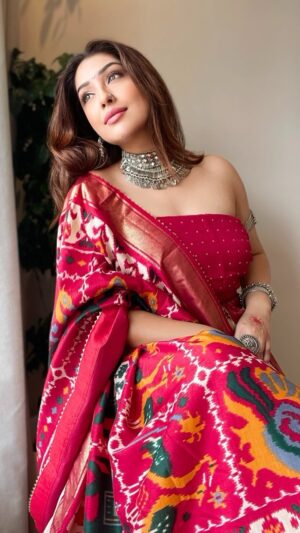 Geetanjali Singh Instagram - Wrapped in the vibrant hues of Navratri, we celebrate not just a festival, but the triumph of light within ❣️
.
.
.
.
.
.
.
.
.
.
#festive #festivevibes #navratri #navratri2024 #navratrilook #garbareels #garbanight #tradition #geetanjalisingh