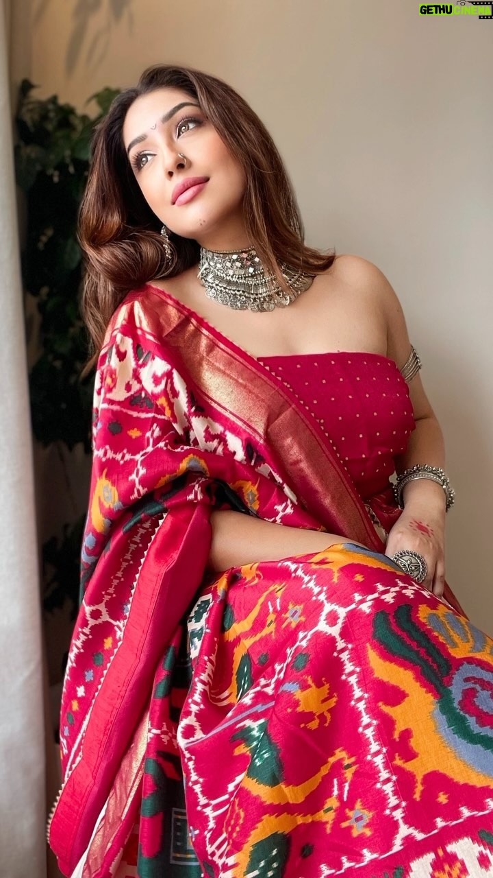 Geetanjali Singh - 1.8K Likes - Wrapped in the vibrant hues of Navratri, we celebrate not just a festival, but the triumph of light within ❣️
.
.
.
.
.
.
.
.
.
.
#festive #festivevibes #navratri #navratri2024 #navratrilook #garbareels #garbanight #tradition #geetanjalisingh