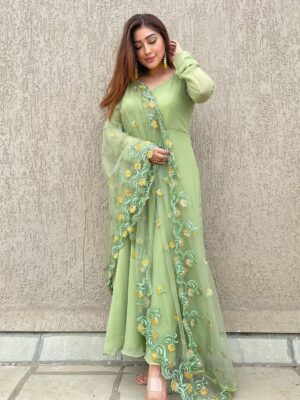Geetanjali Singh Instagram - Embraced in festive grace🌼✨
.
.
.
.
.
.
.
#FestiveElegance #GeetanjaliSingh
#AnarkaliStyle #IndianElegance #GaneshChaturthi #FestiveLook #EthnicElegance #PastelOutfit #IndianFestiveWear #CelebrationStyle #FestiveOOTD