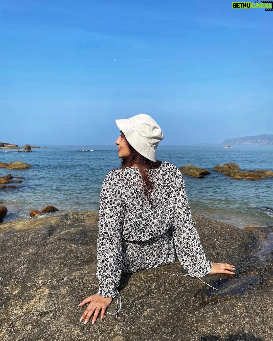 Geetanjali Singh - 7.8K Likes - Sky above, sand below, peace within. ...🦋
.
.
#lifeisabeach #nature #endlesssunshine #inlovewithsurroundings