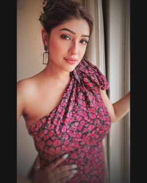 Geetanjali Singh Instagram - Framewalkš
.
.
.
.
#OOTD #GeetanjaliSinghOfficial #ComposedEnergy #StyledStillness #SignatureAura #QuietPower