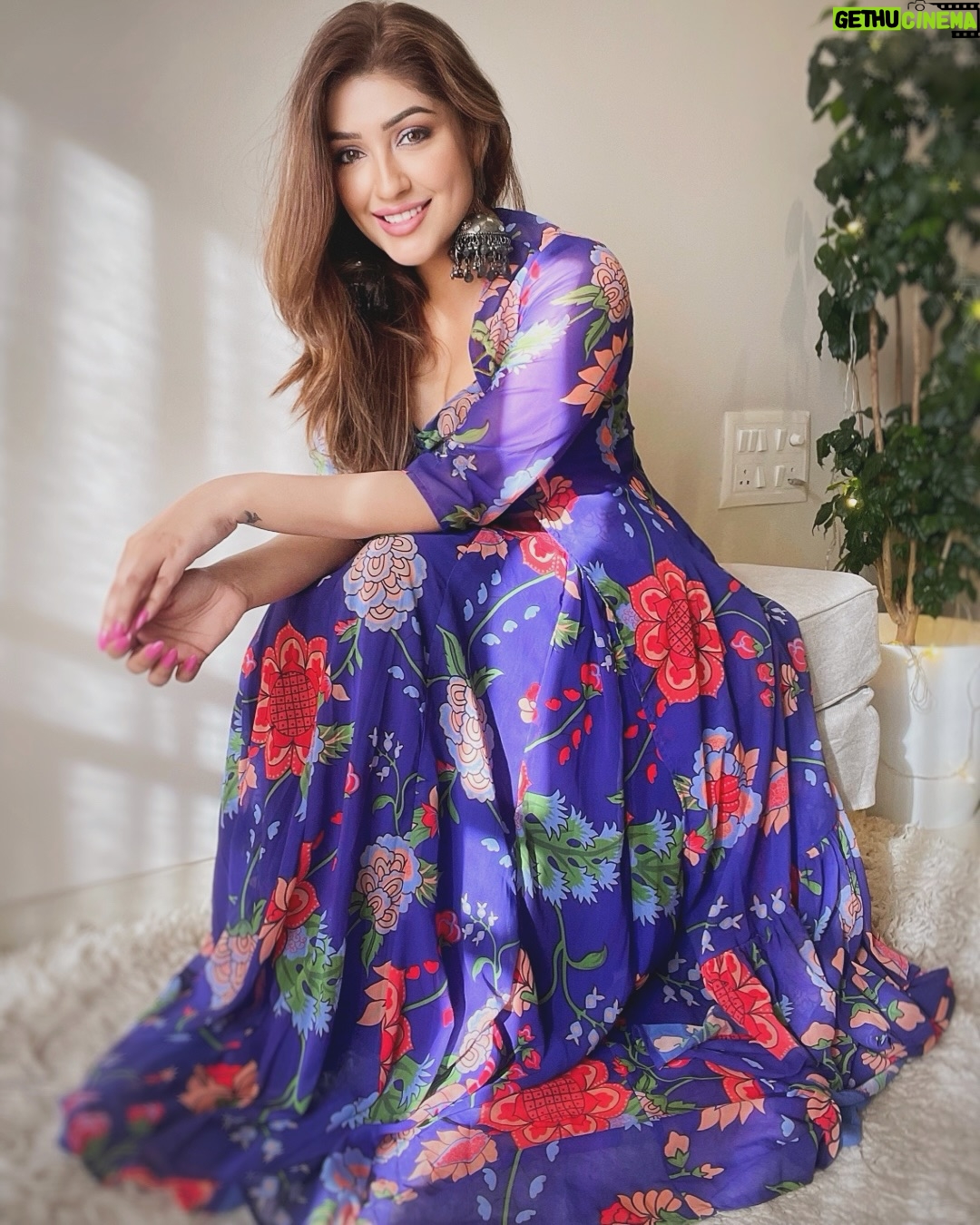 Geetanjali Singh - 2.9K Likes - Every shade of me… a little bloom, a little blush💗
(Swipe slowly, I don’t rush magic)
.
.
.
#GeetanjaliSinghOfficial #NewLookDrop #ActorAesthetics #LookBook2025 #GraceInDetails #ModernClassicMood #ElevatedEveryday