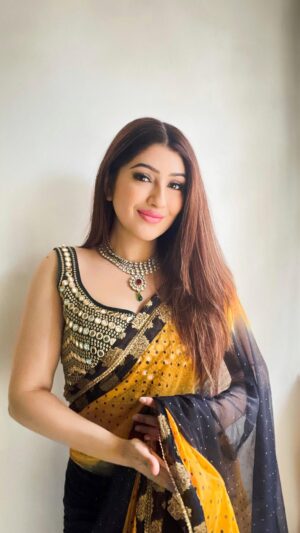 Geetanjali Singh Instagram - 💛🖤
.
.
.
.
.
.
#reel #reelitfeelit #reelsinstagram #explore #reeloftheday #saree #reelswithgeetanjali #geetanjalisingh