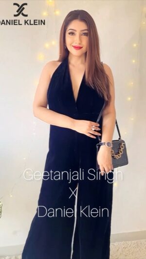 Geetanjali Singh Instagram - Thank you @danielklein_india for being our Santa🎅🏻 and sending us these cool watches, Christmas couldn’t get more merrier❄️🎁
Model No - DK.1.13219-4
Share the spirit of Christmas and gift your loved one a timepiece from @danielklein_india
#DanielKlein #DanielKleinIndia #FashionForEveryone #DkCeleb #Christmas #HappyHolidays #GiftIdeas #Watches #WatchesFirWomen #Explore #Reels #FashionReels #StylingIdeas #Xmas #winter #GeetanjaliSingh #collaboration
