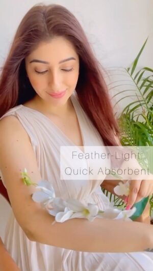 Geetanjali Singh Instagram - #AD
Loving the new @vaselineindia Daily Bright & Calming Body Serum Spray ✨
-24 Hours long hydration
Easy to apply, no stickiness & absorbs fast - my skin’s new bestie! 🤍
.
.
.
#seruminlotionout #skincare #skin #vaseline #vaselineindia #serums #collaboration #reelswithgeetanjali #geetanjalisingh