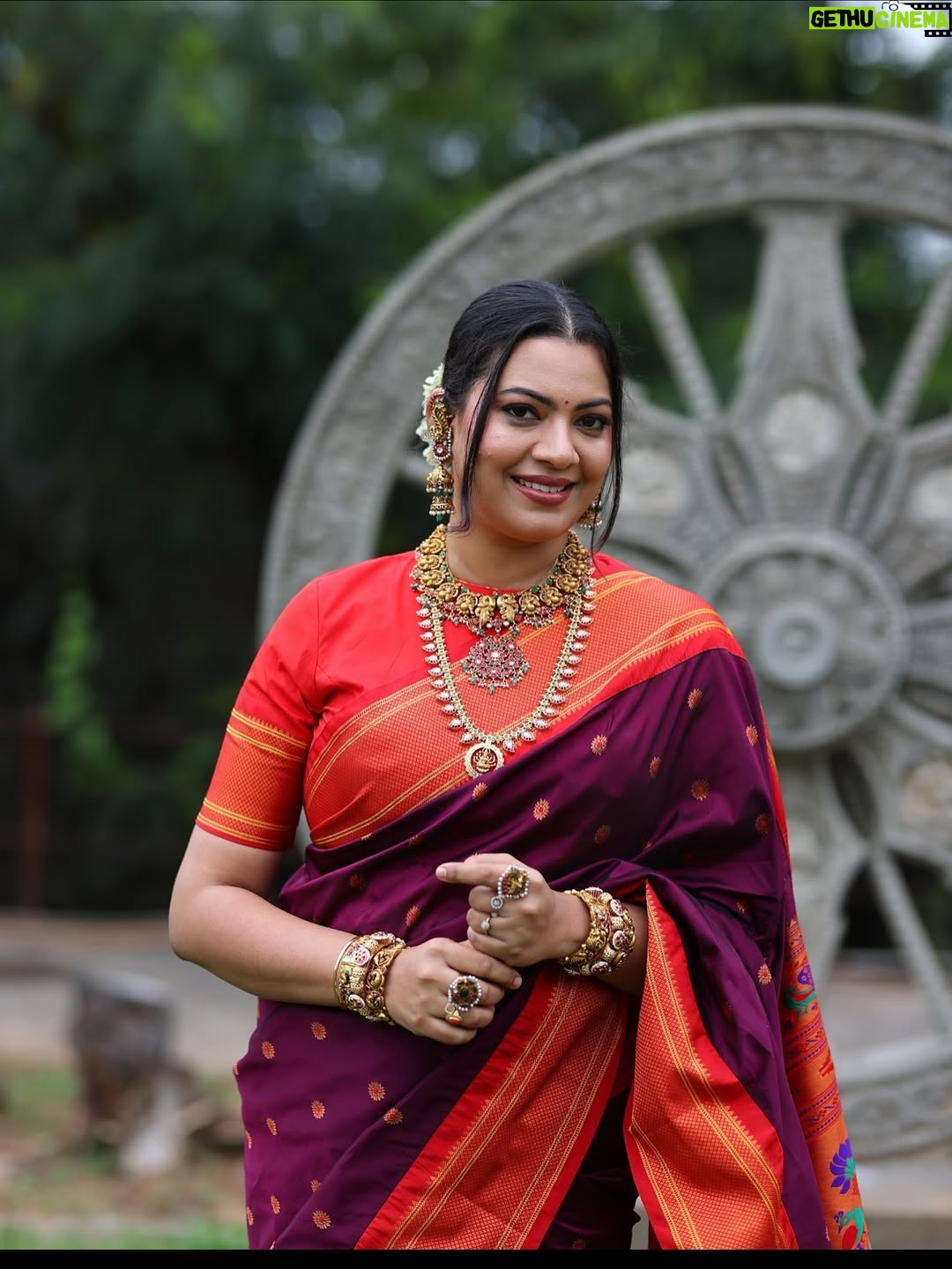 Geetha Madhuri - 35.4K Likes - Stylist - @greeshma_krishna.k 
saree - @exactly_sarees 
Jewellery - @jewelleryforher3 
makeup and hair - @umachowdary_makeup_studio @umachowdary_makeupartist 
photography- @venkat_tammana