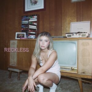 Genevieve Hannelius Instagram - My Debut Single “Reckless” is out 8.22 🩷 Presave now at the link in my bio xx

Artwork by @alsnchn
Graphic Design @byjoychen