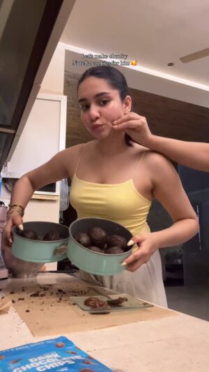 Gia Gupta Instagram - A tutorial and recipe for these next time?? 
.
.
.
.
.
#giagupta #bakewithgg #cookies #nutella #baking #bake