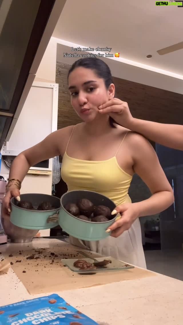 Gia Gupta - 38.4K Likes - A tutorial and recipe for these next time?? 
.
.
.
.
.
#giagupta #bakewithgg #cookies #nutella #baking #bake