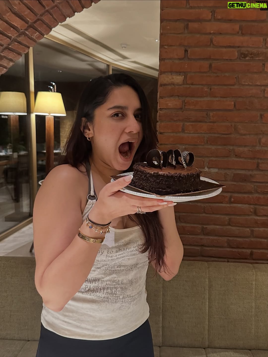 Gia Gupta - 11.9K Likes - i gave my blood, sweat and tears for this, I mean except the blood ofc!! 

250k. 2,50,000 of you all and the constant push and support. It’s like I have a family who’s loved me and asked for nothing in return. I’m so grateful and I don’t even know how to put into words. I love each and every one of you that I found because of Instagram, always will🤍