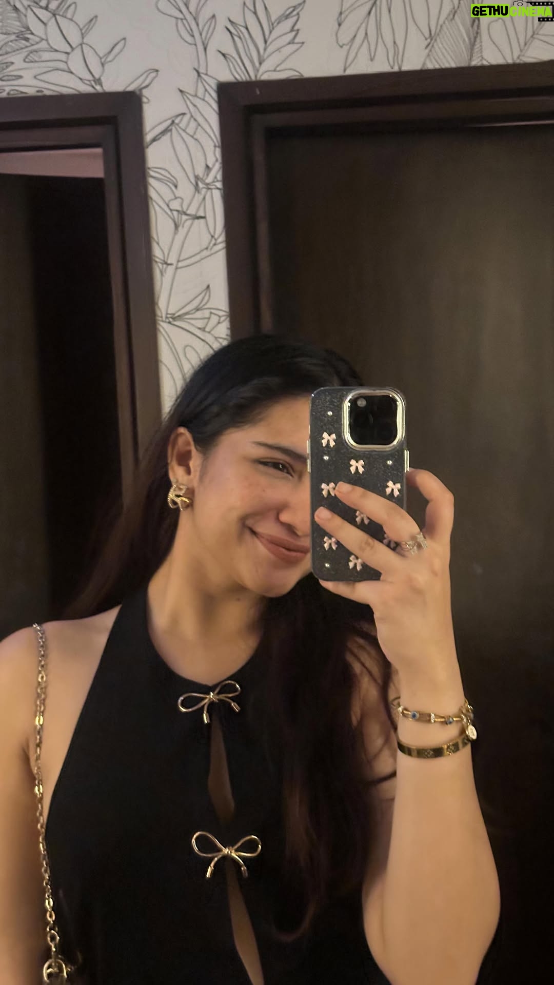 Gia Gupta - 14.7K Likes - Sucks a tiny bit, but if you relate to this please know that with time you may find a special someone or some really great friends who’d make you feel special, and if you don’t never stop treating yourself the way you treat others, never stop celebrating yourself and loving yourself. You’ve always got yourself❤️
.
.
.
#giagupta #talkswithgg #motivational #emotional #hearttoheart