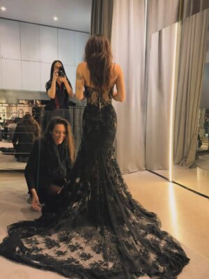 Gimena Accardi Instagram - posteo para apreciar el look:
el vestido de los sueños es de @mariagorof que con todo el amor, la creatividad y la buena predisposición escuchó nuestros deseos y lo hizo realidad 👗
el estilismo lo hizo @ashmateu la conozco hace años y es fabulosaaa, las alfombras rojas nacieron para ella. gracias ash! 🌹

me iba a poner unas mega sandalias divinas y finas, pero la bucanera ganaba por goleada en comodidad, rock y teatralidad (más yo digamos) y son de @rickysarkany subrayo: LO CÓMODAS! 👢
las mega joyas que vienen con seguridad privado son de @jeanpierrejoyeros y eran realmente hermosas 💎
el clutch es de @ysl 🫀y los productos que usamos para maquillar son de @yslbeauty 💅🏼
y obvio me maquilló @verofioravanti con sus delineados fantásticos (yo estaba sin dormir y realmente hizo magia) ✨y me peinó @mag.hair.studio como siempre y amé tener el pelo suelto y cómodo a puro volumen! 💇🏻‍♀️

otra vez perdí un premio pero conduje la alfombra roja y me reí muchoo con todos! asique mi nota es un 10 ☺️ AGUANTE EL TEATROOO!