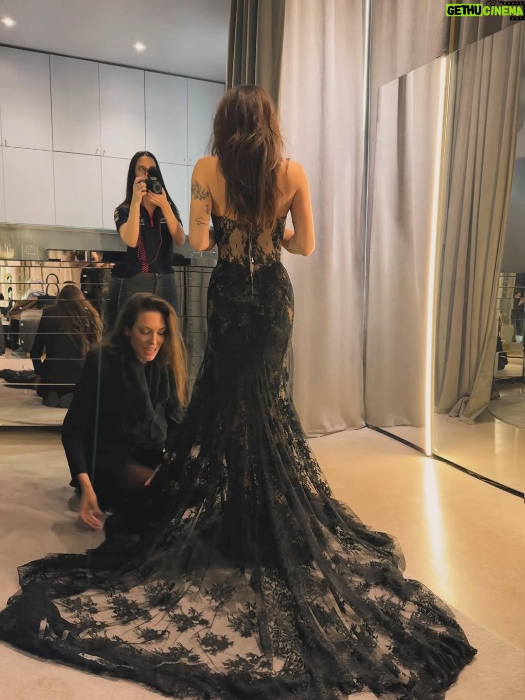 Gimena Accardi - 236K Likes - posteo para apreciar el look:
el vestido de los sueños es de @mariagorof que con todo el amor, la creatividad y la buena predisposición escuchó nuestros deseos y lo hizo realidad 👗
el estilismo lo hizo @ashmateu la conozco hace años y es fabulosaaa, las alfombras rojas nacieron para ella. gracias ash! 🌹

me iba a poner unas mega sandalias divinas y finas, pero la bucanera ganaba por goleada en comodidad, rock y teatralidad (más yo digamos) y son de @rickysarkany subrayo: LO CÓMODAS! 👢
las mega joyas que vienen con seguridad privado son de @jeanpierrejoyeros y eran realmente hermosas 💎
el clutch es de @ysl 🫀y los productos que usamos para maquillar son de @yslbeauty 💅🏼
y obvio me maquilló @verofioravanti con sus delineados fantásticos (yo estaba sin dormir y realmente hizo magia) ✨y me peinó @mag.hair.studio como siempre y amé tener el pelo suelto y cómodo a puro volumen! 💇🏻‍♀️

otra vez perdí un premio pero conduje la alfombra roja y me reí muchoo con todos! asique mi nota es un 10 ☺️ AGUANTE EL TEATROOO!