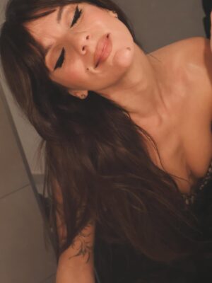 Gimena Accardi Instagram - posteo para apreciar el look:
el vestido de los sueños es de @mariagorof que con todo el amor, la creatividad y la buena predisposición escuchó nuestros deseos y lo hizo realidad 👗
el estilismo lo hizo @ashmateu la conozco hace años y es fabulosaaa, las alfombras rojas nacieron para ella. gracias ash! 🌹

me iba a poner unas mega sandalias divinas y finas, pero la bucanera ganaba por goleada en comodidad, rock y teatralidad (más yo digamos) y son de @rickysarkany subrayo: LO CÓMODAS! 👢
las mega joyas que vienen con seguridad privado son de @jeanpierrejoyeros y eran realmente hermosas 💎
el clutch es de @ysl 🫀y los productos que usamos para maquillar son de @yslbeauty 💅🏼
y obvio me maquilló @verofioravanti con sus delineados fantásticos (yo estaba sin dormir y realmente hizo magia) ✨y me peinó @mag.hair.studio como siempre y amé tener el pelo suelto y cómodo a puro volumen! 💇🏻‍♀️

otra vez perdí un premio pero conduje la alfombra roja y me reí muchoo con todos! asique mi nota es un 10 ☺️ AGUANTE EL TEATROOO!