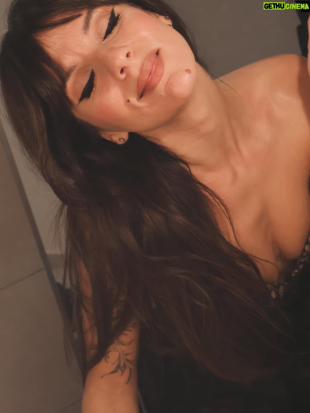 Gimena Accardi - 236K Likes - posteo para apreciar el look:
el vestido de los sueños es de @mariagorof que con todo el amor, la creatividad y la buena predisposición escuchó nuestros deseos y lo hizo realidad 👗
el estilismo lo hizo @ashmateu la conozco hace años y es fabulosaaa, las alfombras rojas nacieron para ella. gracias ash! 🌹

me iba a poner unas mega sandalias divinas y finas, pero la bucanera ganaba por goleada en comodidad, rock y teatralidad (más yo digamos) y son de @rickysarkany subrayo: LO CÓMODAS! 👢
las mega joyas que vienen con seguridad privado son de @jeanpierrejoyeros y eran realmente hermosas 💎
el clutch es de @ysl 🫀y los productos que usamos para maquillar son de @yslbeauty 💅🏼
y obvio me maquilló @verofioravanti con sus delineados fantásticos (yo estaba sin dormir y realmente hizo magia) ✨y me peinó @mag.hair.studio como siempre y amé tener el pelo suelto y cómodo a puro volumen! 💇🏻‍♀️

otra vez perdí un premio pero conduje la alfombra roja y me reí muchoo con todos! asique mi nota es un 10 ☺️ AGUANTE EL TEATROOO!