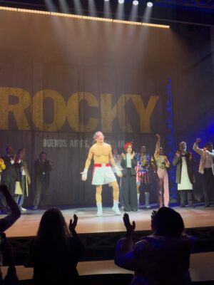 Gimena Accardi Instagram - estrenó Rocky y todavía estoy en shock, jamás me imaginé ver algo así en calle Corrientes. otra vez lo lograste, sos de otro planeta @nicovazquezok no entiendo como entran tantas ideas brillantes en esa cabeza, te admiro profundamente, hoy cumpliste otro sueño y te lo regalaste para tu cumple! Rocky es tu personaje favorito, tu superheroe, y lo que hacés en el escenario es espectacular! sos un actor tan versatil, tal dúctil! haces TODO BIEN. sé de tu pasión, de tu liderazgo, de tus ideas, pero esto me voló la cabeza, lograste sorprenderme y dejarme con la boca abierta toda la función. te amo!
amigo @mariano_demaria gracias por hacer realidad todos sus deseos, sos el número UNO. te admiro fuerte. no hay nadie que trabaje tanto como vos! que dupla soon!
esta obra es literalmente estar adentro de la película, pero en teatro. no se ni como explicarlo pero es totalmente subreal y fantástico. me quedé sin palabras. es un espectáculo inmersivo, con un nivel de detalles asombroso, las actuaciones, el arte, la escenografía, la producción! las luces, el sonico, el vestuario…TODO ES PERFECTO. los personajes DIOOOS! son ellos! están ahí: Rocky, Adriaaan, Apollo, Mickey, Paulie…LAS TORTUGAAAS, TOOODOS! es lo más fiel a la película que hay, los textos, las escenas, la pelea, LA PELEAAAA! me acuerdo y grito! CORTAME EL PARPADOOO! la gente aplaude, se para, grita, se emociona, canta, y vuelve a gritar! es como estar en un juego de Orlando, ESTÁS ADENTRO DE LA PELÍCULAAA. estoy siendo totalmente objetiva, y me estoy quedando corta. felicito a todo el inmenso equipo que hay debajo y arriba del escenario para lograr esta locura total que funciona como un reloj donde todo encaja a la perfección. los aplaudo de pie una vez más! son unos capos totales, no entiendo como lo hicieron, PERO LO HICIERON! 👏🏼👏🏼👏🏼 no se la pierdan, de verdad, es una piña en la cara. @rockyteatro 🥊🥊🥊