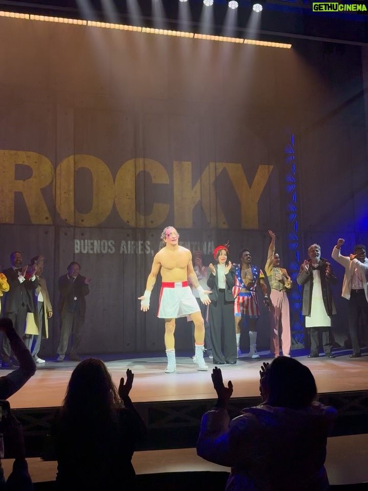 Gimena Accardi - 150.7K Likes - estrenó Rocky y todavía estoy en shock, jamás me imaginé ver algo así en calle Corrientes. otra vez lo lograste, sos de otro planeta @nicovazquezok no entiendo como entran tantas ideas brillantes en esa cabeza, te admiro profundamente, hoy cumpliste otro sueño y te lo regalaste para tu cumple! Rocky es tu personaje favorito, tu superheroe, y lo que hacés en el escenario es espectacular! sos un actor tan versatil, tal dúctil! haces TODO BIEN. sé de tu pasión, de tu liderazgo, de tus ideas, pero esto me voló la cabeza, lograste sorprenderme y dejarme con la boca abierta toda la función. te amo! 
amigo @mariano_demaria gracias por hacer realidad todos sus deseos, sos el número UNO. te admiro fuerte. no hay nadie que trabaje tanto como vos! que dupla soon! 
esta obra es literalmente estar adentro de la película, pero en teatro. no se ni como explicarlo pero es totalmente subreal y fantástico. me quedé sin palabras. es un espectáculo inmersivo, con un nivel de detalles asombroso, las actuaciones, el arte, la escenografía, la producción! las luces, el sonico, el vestuario…TODO ES PERFECTO. los personajes DIOOOS! son ellos! están ahí: Rocky, Adriaaan, Apollo, Mickey, Paulie…LAS TORTUGAAAS, TOOODOS! es lo más fiel a la película que hay, los textos, las escenas, la pelea, LA PELEAAAA! me acuerdo y grito! CORTAME EL PARPADOOO! la gente aplaude, se para, grita, se emociona, canta, y vuelve a gritar! es como estar en un juego de Orlando, ESTÁS ADENTRO DE LA PELÍCULAAA. estoy siendo totalmente objetiva, y me estoy quedando corta. felicito a todo el inmenso equipo que hay debajo y arriba del escenario para lograr esta locura total que funciona como un reloj donde todo encaja a la perfección. los aplaudo de pie una vez más! son unos capos totales, no entiendo como lo hicieron, PERO LO HICIERON! 👏🏼👏🏼👏🏼 no se la pierdan, de verdad, es una piña en la cara. @rockyteatro 🥊🥊🥊