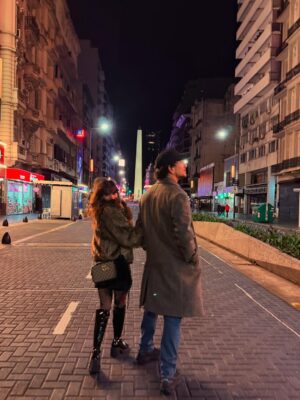 Gimena Accardi Instagram - estrenó Rocky y todavía estoy en shock, jamás me imaginé ver algo así en calle Corrientes. otra vez lo lograste, sos de otro planeta @nicovazquezok no entiendo como entran tantas ideas brillantes en esa cabeza, te admiro profundamente, hoy cumpliste otro sueño y te lo regalaste para tu cumple! Rocky es tu personaje favorito, tu superheroe, y lo que hacés en el escenario es espectacular! sos un actor tan versatil, tal dúctil! haces TODO BIEN. sé de tu pasión, de tu liderazgo, de tus ideas, pero esto me voló la cabeza, lograste sorprenderme y dejarme con la boca abierta toda la función. te amo! 
amigo @mariano_demaria gracias por hacer realidad todos sus deseos, sos el número UNO. te admiro fuerte. no hay nadie que trabaje tanto como vos! que dupla soon! 
esta obra es literalmente estar adentro de la película, pero en teatro. no se ni como explicarlo pero es totalmente subreal y fantástico. me quedé sin palabras. es un espectáculo inmersivo, con un nivel de detalles asombroso, las actuaciones, el arte, la escenografía, la producción! las luces, el sonico, el vestuario…TODO ES PERFECTO. los personajes DIOOOS! son ellos! están ahí: Rocky, Adriaaan, Apollo, Mickey, Paulie…LAS TORTUGAAAS, TOOODOS! es lo más fiel a la película que hay, los textos, las escenas, la pelea, LA PELEAAAA! me acuerdo y grito! CORTAME EL PARPADOOO! la gente aplaude, se para, grita, se emociona, canta, y vuelve a gritar! es como estar en un juego de Orlando, ESTÁS ADENTRO DE LA PELÍCULAAA. estoy siendo totalmente objetiva, y me estoy quedando corta. felicito a todo el inmenso equipo que hay debajo y arriba del escenario para lograr esta locura total que funciona como un reloj donde todo encaja a la perfección. los aplaudo de pie una vez más! son unos capos totales, no entiendo como lo hicieron, PERO LO HICIERON! 👏🏼👏🏼👏🏼 no se la pierdan, de verdad, es una piña en la cara. @rockyteatro 🥊🥊🥊