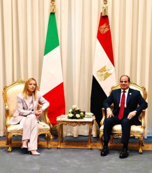 Giorgia Meloni Instagram - A margine della cerimonia della firma del Piano di Pace per il Medio Oriente, ho avuto un incontro bilaterale con il Presidente dell’Egitto, Abdel Fattah Al Sisi.

Abbiamo discusso i prossimi passi nella realizzazione del piano di pace e ho ribadito l’impegno dell’Italia a contribuire alla stabilizzazione, ricostruzione e sviluppo della Striscia di Gaza e al rilancio di un processo politico verso un quadro di pace, sicurezza e stabilità in Medio Oriente basato sulla soluzione dei due Stati.
La conversazione ha permesso anche di fare il punto sulle relazioni bilaterali e in particolare sulla realizzazione dei progetti del Piano Mattei nei settori della formazione, dell’energia e dell’agricoltura sostenibile.