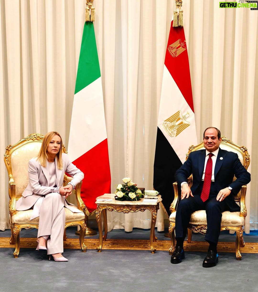 Giorgia Meloni - 181.1K Likes - A margine della cerimonia della firma del Piano di Pace per il Medio Oriente, ho avuto un incontro bilaterale con il Presidente dell’Egitto, Abdel Fattah Al Sisi.

Abbiamo discusso i prossimi passi nella realizzazione del piano di pace e ho ribadito l’impegno dell’Italia a contribuire alla stabilizzazione, ricostruzione e sviluppo della Striscia di Gaza e al rilancio di un processo politico verso un quadro di pace, sicurezza e stabilità in Medio Oriente basato sulla soluzione dei due Stati.
La conversazione ha permesso anche di fare il punto sulle relazioni bilaterali e in particolare sulla realizzazione dei progetti del Piano Mattei nei settori della formazione, dell’energia e dell’agricoltura sostenibile.