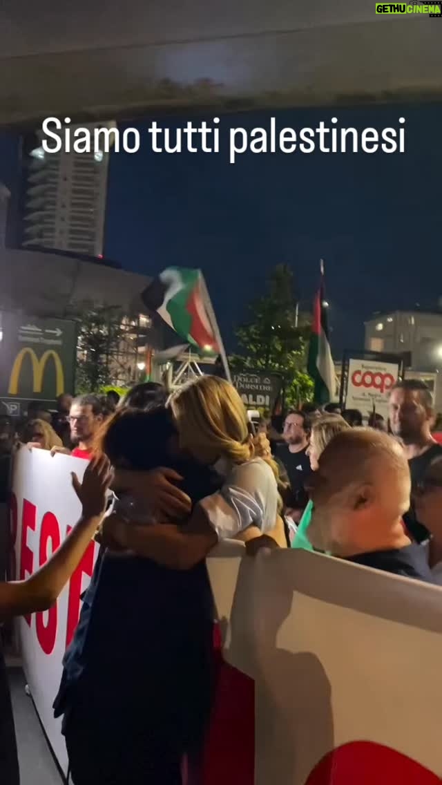 Giorgia Würth - 1.2K Likes - "Se solo per un minuto al giorno fossimo tutti palestinesi, come molti siamo stati ebrei durante l'olocausto, credo che tutto questo massacro ci verrebbe risparmiato. Restiamo umani" 

Vittorio Arrigoni, 2009

Buon vento, @globalsumudflotilla 

Grazie #genova