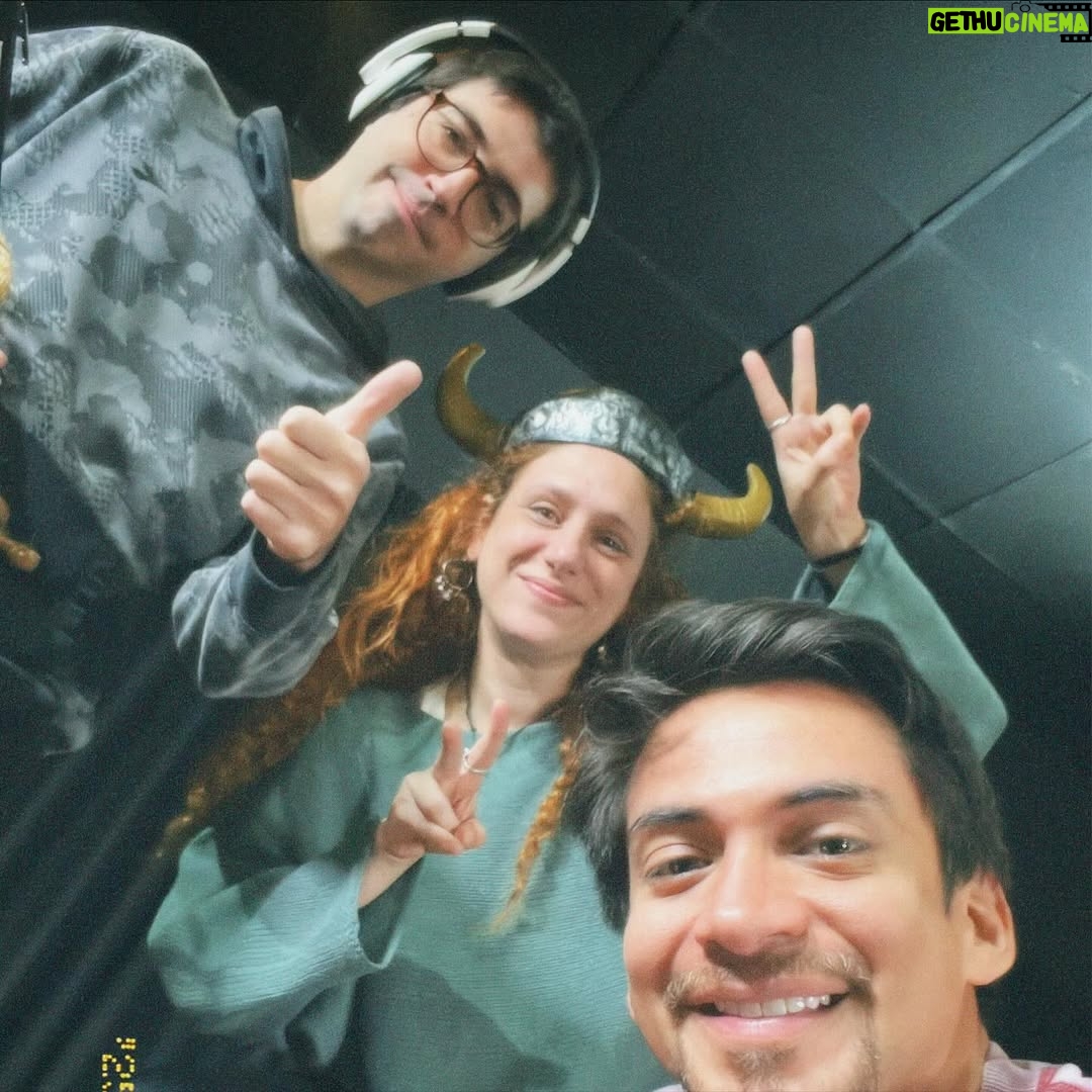 Gisela Ponce de León - 1.6K Likes - Laberintitis de sugestión astrológica total a causa de exceso de información virtual sobre la temporada de eclipses que puede ( o no) alterar cómo percibes la realidad y además dar gripe. 
Lo positivo: tomo fotos sin pedir a cambio con ojo que considero bueno de corazón de ojo bueno. 
Lo negativo: todo lo gatillado por internet y la supuesta alineación planetaria. 
Mención honrosa: mi gato toda la vida, toda su vida y toda la mía. 
Conclusión: Internet podría ser un agujero negro con el triple de densidad de la que tendría cualquier planeta.
Deseo: alivio.
Acciones concretas: seguir prendiendo velas inocentemente para pedir que la durísima locura mundial termine. Escuchar música, observar la belleza en lo que en principio puedo considerar desperdicio, ser amable con los demás, ser extra amable conmigo. 
🪞🎡🍷✨🎹🤜🏼👾