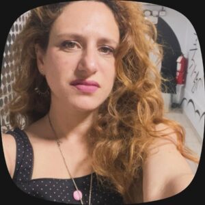 Gisela Ponce de León Instagram - Laberintitis de sugestión astrológica total a causa de exceso de información virtual sobre la temporada de eclipses que puede ( o no) alterar cómo percibes la realidad y además dar gripe.
Lo positivo: tomo fotos sin pedir a cambio con ojo que considero bueno de corazón de ojo bueno.
Lo negativo: todo lo gatillado por internet y la supuesta alineación planetaria.
Mención honrosa: mi gato toda la vida, toda su vida y toda la mía.
Conclusión: Internet podría ser un agujero negro con el triple de densidad de la que tendría cualquier planeta.
Deseo: alivio.
Acciones concretas: seguir prendiendo velas inocentemente para pedir que la durísima locura mundial termine. Escuchar música, observar la belleza en lo que en principio puedo considerar desperdicio, ser amable con los demás, ser extra amable conmigo.
🪞🎡🍷✨🎹🤜🏼👾