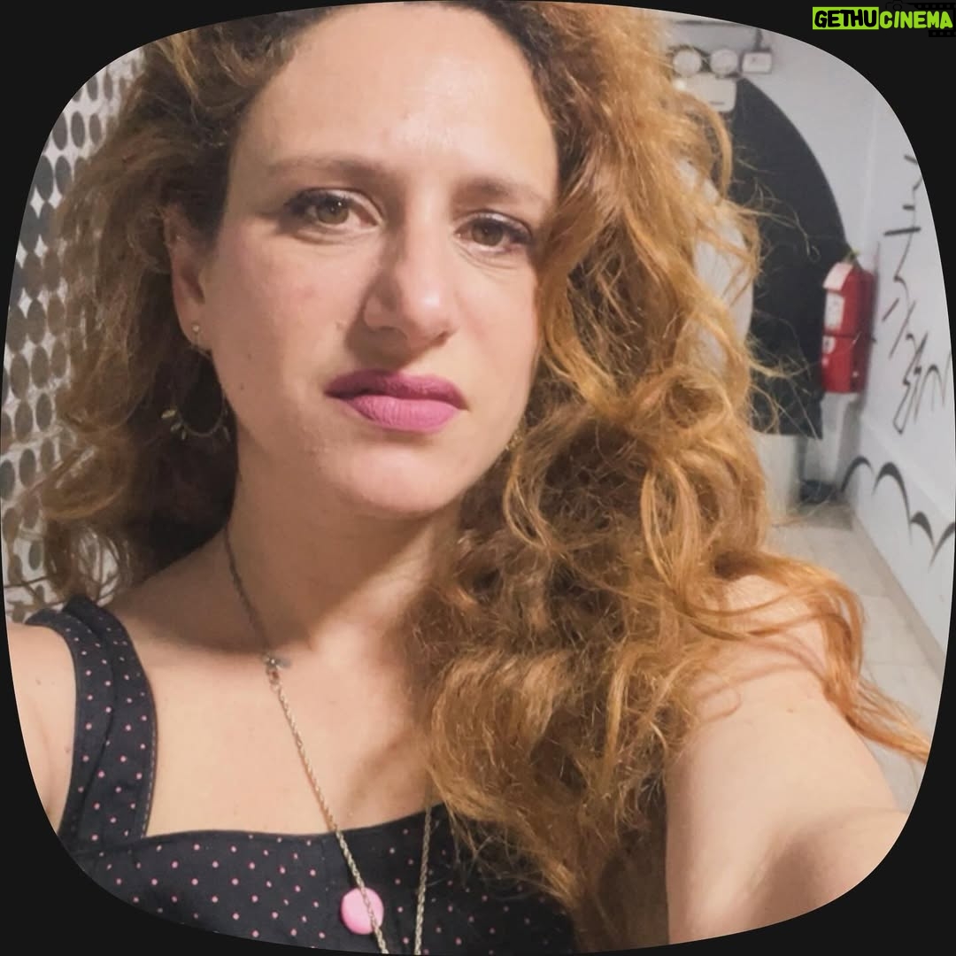 Gisela Ponce de León - 1.6K Likes - Laberintitis de sugestión astrológica total a causa de exceso de información virtual sobre la temporada de eclipses que puede ( o no) alterar cómo percibes la realidad y además dar gripe. 
Lo positivo: tomo fotos sin pedir a cambio con ojo que considero bueno de corazón de ojo bueno. 
Lo negativo: todo lo gatillado por internet y la supuesta alineación planetaria. 
Mención honrosa: mi gato toda la vida, toda su vida y toda la mía. 
Conclusión: Internet podría ser un agujero negro con el triple de densidad de la que tendría cualquier planeta.
Deseo: alivio.
Acciones concretas: seguir prendiendo velas inocentemente para pedir que la durísima locura mundial termine. Escuchar música, observar la belleza en lo que en principio puedo considerar desperdicio, ser amable con los demás, ser extra amable conmigo. 
🪞🎡🍷✨🎹🤜🏼👾