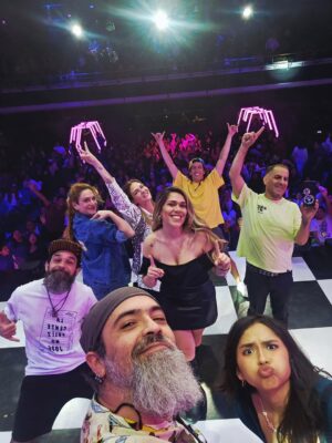 Gisela Ponce de León Instagram - Una noches mas en la oficina @nosomostv