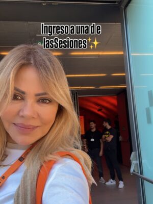 Gisela Valcárcel Instagram - Asistí a #IberseriesPlatinoIndustria2025 y este año ¡recibí más!
Aprender cada día trae nuevas perspectivas, un nuevo modo de ver lo que me apasiona: ¡nuestra industria audiovisual!
Todo se remite siempre a CREAR EQUIPOS.
Saber que no lo hacemos solos y que, en ocasiones, la fuerza está en la familia 💯. A veces nos negamos a crecer con ella… “Los Derbez” son una buena muestra del gran poder que tienen juntos 💪. Sus conferencias me dieron otra mirada y estoy muy agradecida por eso.
Pero luego entrar y ver a los genios que recrearon Macondo para la versión de Cien Años de Soledad… ¡ha sido fantástico!
¡Cuánto he aprendido! 🔝
Bueno, ahí les dejo fotos… solo algunas, porque tengo tanto en el álbum. Pero les comparto con ustedes mis días en Madrid, en este encuentro anual que cada vez disfruto más.
¡Besossss!
Ah, y a los apasionados por la industria audiovisual: estudien. Todos los días aparece algo nuevo. Y sí, es cierto… agarras una cámara y haces videos, pero ¿sabes?
Para avanzar necesitas networking, necesitas estudiar y compartir ❤️.
Que Dios los guíe, porque esta carrera es tan apasionante como dura.