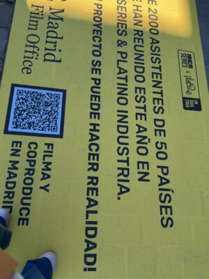 Gisela Valcárcel Instagram - Asistí a #IberseriesPlatinoIndustria2025 y este año ¡recibí más!
Aprender cada día trae nuevas perspectivas, un nuevo modo de ver lo que me apasiona: ¡nuestra industria audiovisual!
Todo se remite siempre a CREAR EQUIPOS.
Saber que no lo hacemos solos y que, en ocasiones, la fuerza está en la familia 💯. A veces nos negamos a crecer con ella… “Los Derbez” son una buena muestra del gran poder que tienen juntos 💪. Sus conferencias me dieron otra mirada y estoy muy agradecida por eso.
Pero luego entrar y ver a los genios que recrearon Macondo para la versión de Cien Años de Soledad… ¡ha sido fantástico!
¡Cuánto he aprendido! 🔝
Bueno, ahí les dejo fotos… solo algunas, porque tengo tanto en el álbum. Pero les comparto con ustedes mis días en Madrid, en este encuentro anual que cada vez disfruto más.
¡Besossss!
Ah, y a los apasionados por la industria audiovisual: estudien. Todos los días aparece algo nuevo. Y sí, es cierto… agarras una cámara y haces videos, pero ¿sabes?
Para avanzar necesitas networking, necesitas estudiar y compartir ❤️.
Que Dios los guíe, porque esta carrera es tan apasionante como dura.
