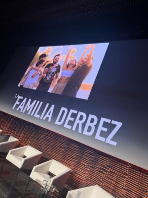 Gisela Valcárcel Instagram - Asistí a #IberseriesPlatinoIndustria2025 y este año ¡recibí más!
Aprender cada día trae nuevas perspectivas, un nuevo modo de ver lo que me apasiona: ¡nuestra industria audiovisual!
Todo se remite siempre a CREAR EQUIPOS.
Saber que no lo hacemos solos y que, en ocasiones, la fuerza está en la familia 💯. A veces nos negamos a crecer con ella… “Los Derbez” son una buena muestra del gran poder que tienen juntos 💪. Sus conferencias me dieron otra mirada y estoy muy agradecida por eso.
Pero luego entrar y ver a los genios que recrearon Macondo para la versión de Cien Años de Soledad… ¡ha sido fantástico!
¡Cuánto he aprendido! 🔝
Bueno, ahí les dejo fotos… solo algunas, porque tengo tanto en el álbum. Pero les comparto con ustedes mis días en Madrid, en este encuentro anual que cada vez disfruto más.
¡Besossss!
Ah, y a los apasionados por la industria audiovisual: estudien. Todos los días aparece algo nuevo. Y sí, es cierto… agarras una cámara y haces videos, pero ¿sabes?
Para avanzar necesitas networking, necesitas estudiar y compartir ❤️.
Que Dios los guíe, porque esta carrera es tan apasionante como dura.