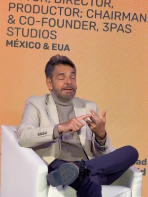 Gisela Valcárcel Instagram - Asistí a #IberseriesPlatinoIndustria2025 y este año ¡recibí más!
Aprender cada día trae nuevas perspectivas, un nuevo modo de ver lo que me apasiona: ¡nuestra industria audiovisual!
Todo se remite siempre a CREAR EQUIPOS.
Saber que no lo hacemos solos y que, en ocasiones, la fuerza está en la familia 💯. A veces nos negamos a crecer con ella… “Los Derbez” son una buena muestra del gran poder que tienen juntos 💪. Sus conferencias me dieron otra mirada y estoy muy agradecida por eso.
Pero luego entrar y ver a los genios que recrearon Macondo para la versión de Cien Años de Soledad… ¡ha sido fantástico!
¡Cuánto he aprendido! 🔝
Bueno, ahí les dejo fotos… solo algunas, porque tengo tanto en el álbum. Pero les comparto con ustedes mis días en Madrid, en este encuentro anual que cada vez disfruto más.
¡Besossss!
Ah, y a los apasionados por la industria audiovisual: estudien. Todos los días aparece algo nuevo. Y sí, es cierto… agarras una cámara y haces videos, pero ¿sabes?
Para avanzar necesitas networking, necesitas estudiar y compartir ❤️.
Que Dios los guíe, porque esta carrera es tan apasionante como dura.