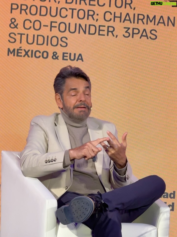 Gisela Valcárcel - 3 Likes - Asistí a #IberseriesPlatinoIndustria2025 y este año ¡recibí más! 
Aprender cada día trae nuevas perspectivas, un nuevo modo de ver lo que me apasiona: ¡nuestra industria audiovisual! 

Todo se remite siempre a CREAR EQUIPOS. 
Saber que no lo hacemos solos y que, en ocasiones, la fuerza está en la familia 💯. A veces nos negamos a crecer con ella… “Los Derbez” son una buena muestra del gran poder que tienen juntos 💪. Sus conferencias me dieron otra mirada y estoy muy agradecida por eso.

Pero luego entrar y ver a los genios que recrearon Macondo para la versión de Cien Años de Soledad… ¡ha sido fantástico! 
¡Cuánto he aprendido! 🔝 

Bueno, ahí les dejo fotos… solo algunas, porque tengo tanto en el álbum. Pero les comparto con ustedes mis días en Madrid, en este encuentro anual que cada vez disfruto más. 

¡Besossss! 
Ah, y a los apasionados por la industria audiovisual: estudien. Todos los días aparece algo nuevo. Y sí, es cierto… agarras una cámara y haces videos, pero ¿sabes? 
Para avanzar necesitas networking, necesitas estudiar y compartir ❤️. 

Que Dios los guíe, porque esta carrera es tan apasionante como dura.