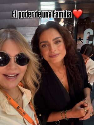 Gisela Valcárcel Instagram - Asistí a #IberseriesPlatinoIndustria2025 y este año ¡recibí más!
Aprender cada día trae nuevas perspectivas, un nuevo modo de ver lo que me apasiona: ¡nuestra industria audiovisual!
Todo se remite siempre a CREAR EQUIPOS.
Saber que no lo hacemos solos y que, en ocasiones, la fuerza está en la familia 💯. A veces nos negamos a crecer con ella… “Los Derbez” son una buena muestra del gran poder que tienen juntos 💪. Sus conferencias me dieron otra mirada y estoy muy agradecida por eso.
Pero luego entrar y ver a los genios que recrearon Macondo para la versión de Cien Años de Soledad… ¡ha sido fantástico!
¡Cuánto he aprendido! 🔝
Bueno, ahí les dejo fotos… solo algunas, porque tengo tanto en el álbum. Pero les comparto con ustedes mis días en Madrid, en este encuentro anual que cada vez disfruto más.
¡Besossss!
Ah, y a los apasionados por la industria audiovisual: estudien. Todos los días aparece algo nuevo. Y sí, es cierto… agarras una cámara y haces videos, pero ¿sabes?
Para avanzar necesitas networking, necesitas estudiar y compartir ❤️.
Que Dios los guíe, porque esta carrera es tan apasionante como dura.