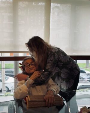 Gisela Valcárcel Instagram - ¡Dos días que han sido muy importantes en mi vida!
Celebré los 93 de mamá 😍 ¡Ella es una bendición! Siempre lo ha sido. Nos ha dado todo lo que tuvo y mássss… ¡es hermoso tenerla! ❤️
Y al día siguiente, concluí el Programa de Certificación para miembros de Directorio. ¡Cuánto he aprendido y compartido!
Gracias a Dios por todo 🧡🧡🧡