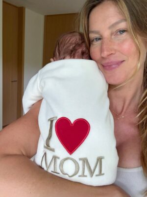 Gisele Bündchen Instagram - I’ve been quiet over here but very busy living life..Sometimes, the most beautiful moments aren’t shared — they’re simply lived. Lately, I’ve been embracing the slower rhythms, the real connections, the beauty in the lessons that come with being present. Today, on Mother’s Day, I specially miss my mom, but my heart is full. Being a mother it’s been my greatest gift, a journey that humbles me, teaches me, and fills me with gratitude every single day. To all the mothers out there, your love shapes the world in ways words can’t describe. I see you, I honor you. Happy mother’s day!  Sending so much love your way! ❤️

Tenho estado silenciosa por aqui mas muito ocupada vivendo a vida. Às vezes, os momentos mais lindos não são compartilhados, são simplesmente vividos. Ultimamente, tenho abraçado ritmos mais lentos, conexões mais profundas e a beleza das lições que vêm com a presença. Hoje, no Dia das Mães, sinto especialmente a falta da minha mãe, mas meu coração está cheio. Ser mãe tem sido o meu maior presente. Uma jornada que me ensina, me transforma e me enche de gratidão todos os dias. A todas as mães por aí, o amor de vocês molda o mundo de formas que as palavras não conseguem descrever. Eu vejo vocês. Eu honro vocês. Feliz Dia das Mães! Enviando muito amor para vocês!