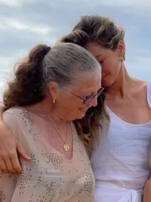 Gisele Bündchen Instagram - I’ve been quiet over here but very busy living life..Sometimes, the most beautiful moments aren’t shared — they’re simply lived. Lately, I’ve been embracing the slower rhythms, the real connections, the beauty in the lessons that come with being present. Today, on Mother’s Day, I specially miss my mom, but my heart is full. Being a mother it’s been my greatest gift, a journey that humbles me, teaches me, and fills me with gratitude every single day. To all the mothers out there, your love shapes the world in ways words can’t describe. I see you, I honor you. Happy mother’s day!  Sending so much love your way! ❤️

Tenho estado silenciosa por aqui mas muito ocupada vivendo a vida. Às vezes, os momentos mais lindos não são compartilhados, são simplesmente vividos. Ultimamente, tenho abraçado ritmos mais lentos, conexões mais profundas e a beleza das lições que vêm com a presença. Hoje, no Dia das Mães, sinto especialmente a falta da minha mãe, mas meu coração está cheio. Ser mãe tem sido o meu maior presente. Uma jornada que me ensina, me transforma e me enche de gratidão todos os dias. A todas as mães por aí, o amor de vocês molda o mundo de formas que as palavras não conseguem descrever. Eu vejo vocês. Eu honro vocês. Feliz Dia das Mães! Enviando muito amor para vocês!