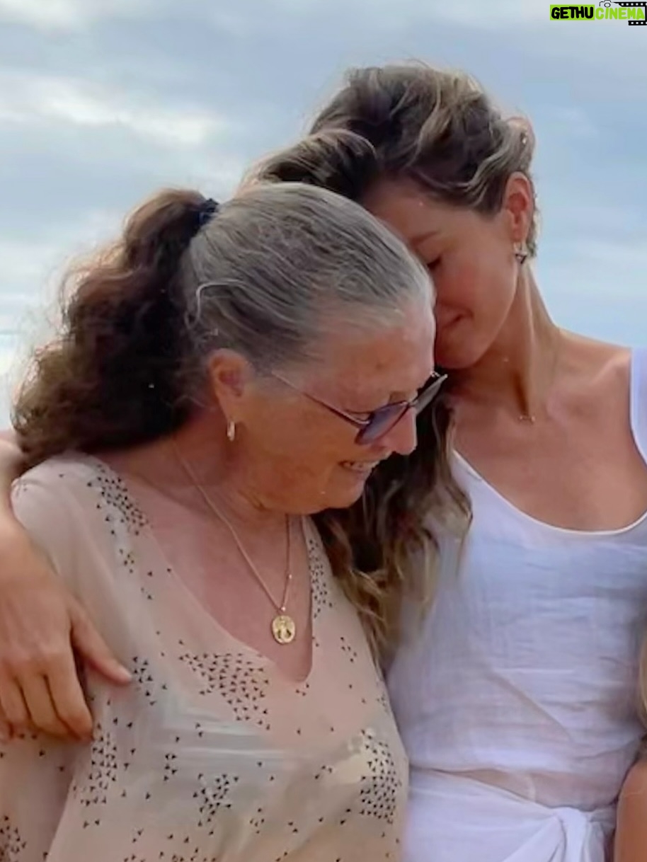 Gisele Bündchen - 1.5 Million Likes - I’ve been quiet over here but very busy living life..Sometimes, the most beautiful moments aren’t shared — they’re simply lived. Lately, I’ve been embracing the slower rhythms, the real connections, the beauty in the lessons that come with being present. Today, on Mother’s Day, I specially miss my mom, but my heart is full. Being a mother it’s been my greatest gift, a journey that humbles me, teaches me, and fills me with gratitude every single day. To all the mothers out there, your love shapes the world in ways words can’t describe. I see you, I honor you. Happy mother’s day!  Sending so much love your way! ❤️

Tenho estado silenciosa por aqui mas muito ocupada vivendo a vida. Às vezes, os momentos mais lindos não são compartilhados, são simplesmente vividos. Ultimamente, tenho abraçado ritmos mais lentos, conexões mais profundas e a beleza das lições que vêm com a presença. Hoje, no Dia das Mães, sinto especialmente a falta da minha mãe, mas meu coração está cheio. Ser mãe tem sido o meu maior presente. Uma jornada que me ensina, me transforma e me enche de gratidão todos os dias. A todas as mães por aí, o amor de vocês molda o mundo de formas que as palavras não conseguem descrever. Eu vejo vocês. Eu honro vocês. Feliz Dia das Mães! Enviando muito amor para vocês!