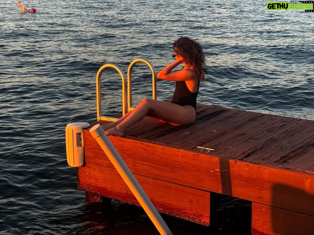 Gisselle Kuri - 22.9K Likes - El fin de muchas selfies, muchos cielos bonitos, de esos que me gusta quedarme viendo hasta que se apagan.
Papitas con aceitunas, pepinillos y texas bbq, que antes no me gustaba taaanto, pero ahora me encanta😌. 
Creciendo junto a mis papás, aunque ya no viva en su casa. 
A veces lejos, a veces más cerquita… 
Mi triggersote más grande jaja pero también el más padre 💗

Regresé bien contenta.

Gracias ✨✨✨✨