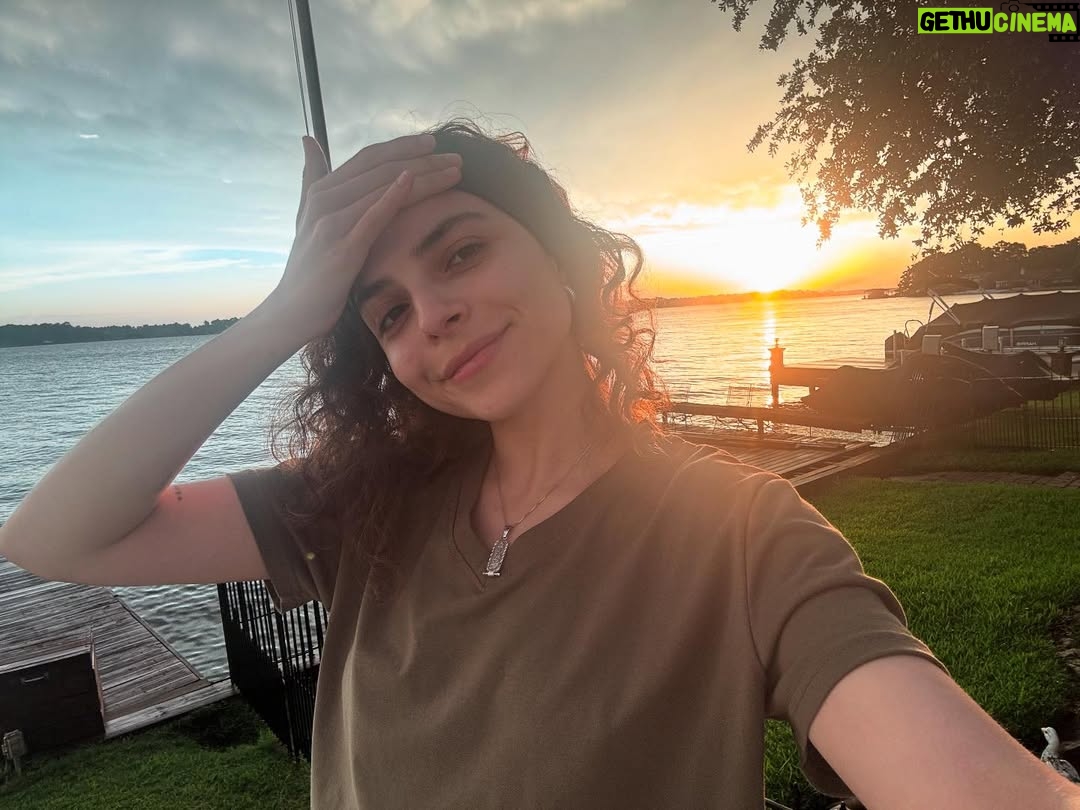 Gisselle Kuri - 22.9K Likes - El fin de muchas selfies, muchos cielos bonitos, de esos que me gusta quedarme viendo hasta que se apagan.
Papitas con aceitunas, pepinillos y texas bbq, que antes no me gustaba taaanto, pero ahora me encanta😌. 
Creciendo junto a mis papás, aunque ya no viva en su casa. 
A veces lejos, a veces más cerquita… 
Mi triggersote más grande jaja pero también el más padre 💗

Regresé bien contenta.

Gracias ✨✨✨✨